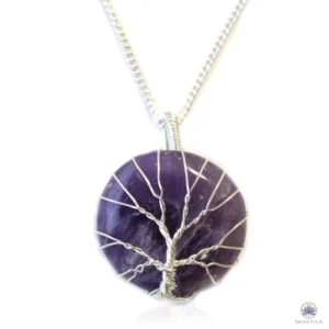 Collier arbre de vie améthyste : un disque violet profond veiné de blanc, sur sa chaîne argentée, fond blanc