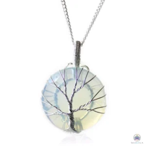 Collier arbre de vie opalite : un disque blanc laiteux aux reflets bleutés, sur sa chaîne argentée, fond blanc