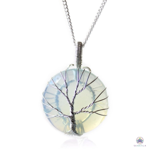 Collier Arbre de Vie Opalite 1 Collier arbre de vie opalite : un disque blanc laiteux aux reflets bleutés, sur sa chaîne argentée, fond blanc