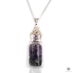Collier fiole améthyste : des éclats violets, sur sa chaîne argentée, fond blanc