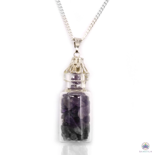Collier Fiole d'Éclats d'Améthyste 1 Collier fiole améthyste : des éclats violets, sur sa chaîne argentée, fond blanc