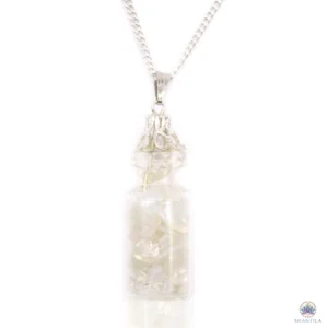 Collier fiole opalite : des éclats blancs laiteux, sur sa chaîne argentée, fond blanc