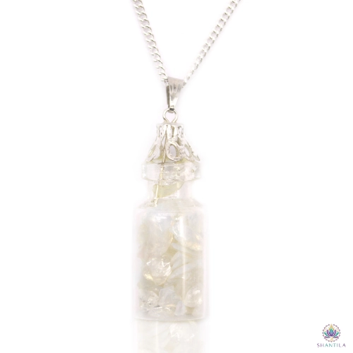 Collier Fiole d'Éclats d'Opalite 1 Collier fiole opalite : des éclats blancs laiteux, sur sa chaîne argentée, fond blanc