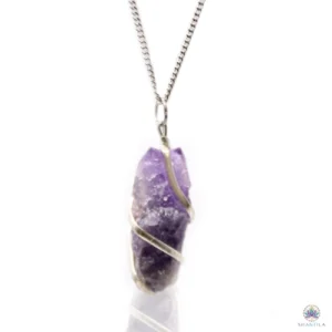 Pendentif améthyste brute : une pierre brute violette, hérissée de petites pointes cristallines, fond blanc