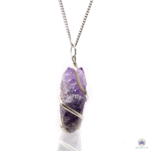 Pendentif Améthyste Brute en Spirale — Chaîne 50 cm 1 Pendentif améthyste brute : une pierre brute violette, hérissée de petites pointes cristallines, fond blanc