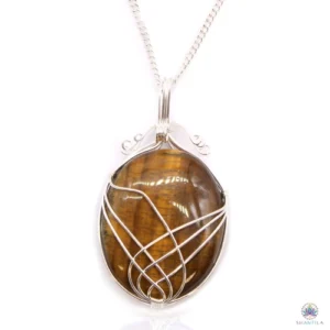 Pendentif œil de tigre serti : un ovale brun aux bandes dorées chatoyantes, sur sa chaîne argentée, fond blanc