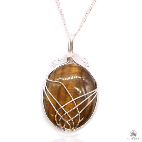 Pendentif Œil de Tigre Serti en Volutes — Chaîne 50 cm 1 Pendentif œil de tigre serti : un ovale brun aux bandes dorées chatoyantes, sur sa chaîne argentée, fond blanc