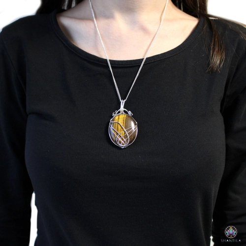 Pendentif Œil de Tigre Serti en Volutes — Chaîne 50 cm 3 Pendentif en œil de tigre serti en volutes, vue rapprochée de la pierre et du métal argenté
