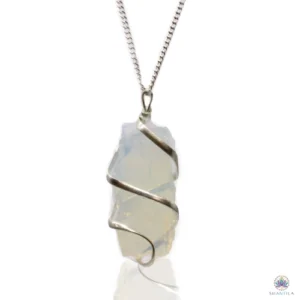 Pendentif opalite brute : un fragment brut, laiteux et bleuté, aux arêtes vives, sur sa chaîne argentée, fond blanc