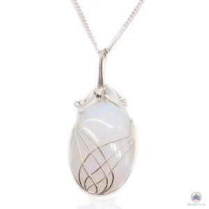 Pendentif opalite serti : un ovale blanc laiteux aux reflets bleutés, sur sa chaîne argentée, fond blanc