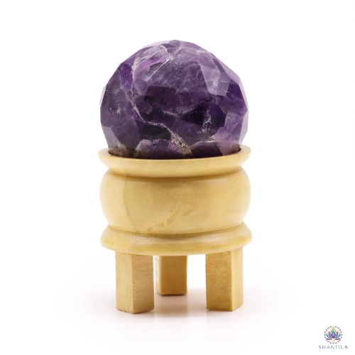 Sphère Améthyste Facettée et son Pied en Bois — 5 cm 1 Sphère améthyste facettée, posée sur son pied en bois clair tourné, vue de face sur fond blanc