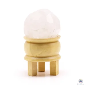 Sphère cristal de roche facettée sur son pied en bois clair : un blanc givré et translucide, voilé de nuages laiteux