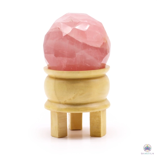 Sphère Quartz Rose Facettée et son Pied en Bois — 5 cm 1 Sphère quartz rose facettée, posée sur son pied en bois clair tourné, vue de face sur fond blanc