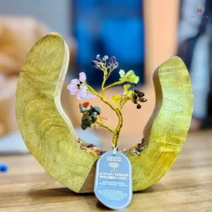ardin d'arbres de vie aux 7 pierres des chakras multicolores sur socle en bois de manguier