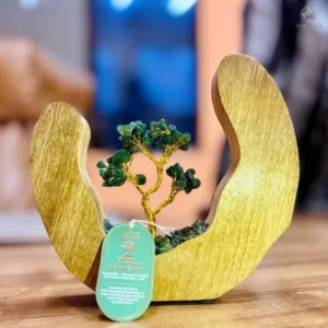 Arbre de vie artisanal en aventurine verte sur anneau en bois de manguier, 60 éclats de gemmes, fond neutre.