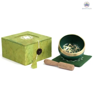 Bol chantant chakra cœur en laiton doré avec baguette en bois, 8 cm, fabrication artisanale Inde.