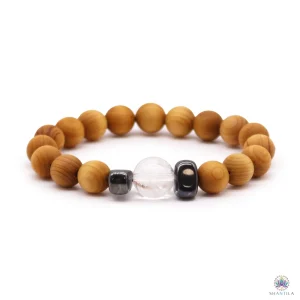 Bracelet jonc chakra couronne en perles de cèdre naturel et cristal de roche transparent sur fond blanc.