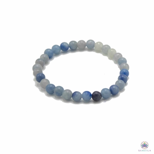 Bracelet Perles Agate Dentelle Bleue — Indépendance 1 Bracelet agate dentelle bleue : perles dans un dégradé de gris-bleu et de bleu soutenu, posé à plat sur fond blanc