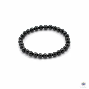 Bracelet en perles d'agate noire : perles noires polies et brillantes, posé à plat sur fond blanc