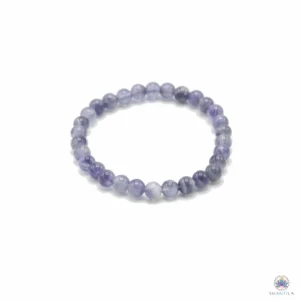Bracelet en perles d'améthyste : perles violet pâle veinées de blanc, posé à plat sur fond blanc
