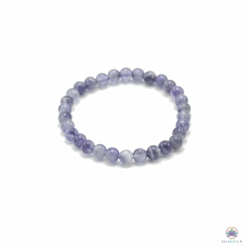 Bracelet Perles Améthyste — Calme 1 Bracelet en perles d'améthyste : perles violet pâle veinées de blanc, posé à plat sur fond blanc