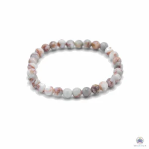 Bracelet blood spider stone : perles blanc cassé veinées de rouge, posé à plat sur fond blanc
