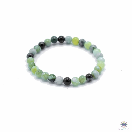 Bracelet Perles Jade Olive — Équilibre 1 Bracelet jade olive : perles dans un camaïeu de verts, posé à plat sur fond blanc