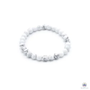 Bracelet en perles de jaspe blanc : perles blanc mat veinées de gris, posé à plat sur fond blanc