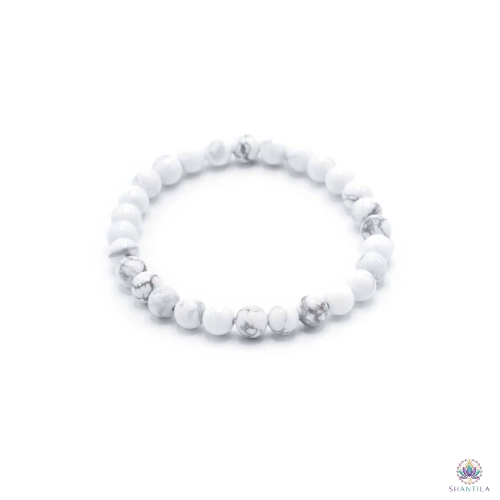 Bracelet Perles Jaspe Blanc — Paix 1 Bracelet en perles de jaspe blanc : perles blanc mat veinées de gris, posé à plat sur fond blanc