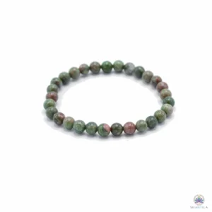 Bracelet en perles de jaspe vert : perles vert foncé mouchetées de rose saumon, posé à plat sur fond blanc