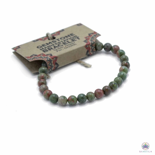 Bracelet Perles Jaspe Vert — Croissance 2 Bracelet jaspe vert enfilé sur sa carte kraft illustrée « Gemstone Manifestation Bracelet »