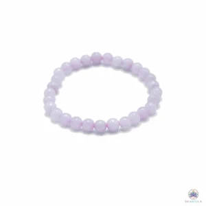 Bracelet en perles de quartz rose : perles rose pâle tirant sur le lavande, posé à plat sur fond blanc