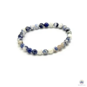 Bracelet en perles de sodalite : perles bleu roi marbrées de blanc, posé à plat sur fond blanc