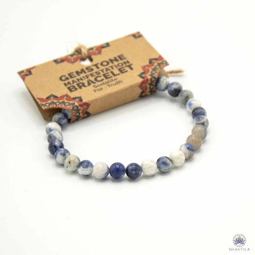 Bracelet Perles Sodalite — Vérité 2 Bracelet sodalite enfilé sur sa carte kraft illustrée « Gemstone Manifestation Bracelet »