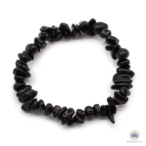 Bracelet extensible en eclats bruts d'agate noire, vue principale du bijou sur fond blanc epure.