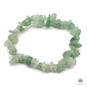 Bracelet extensible en eclats bruts de jade vert naturel, vue principale du bijou sur fond blanc epure.