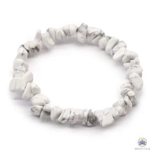 Bracelet extensible en eclats bruts de jaspe blanc laiteux, vue principale du bijou sur fond épuré.
