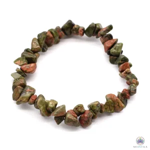 Bracelet extensible en eclats bruts de jaspe vert foret, vue principale du bijou sur fond blanc epure.