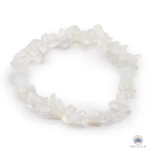 Bracelet extensible en eclats bruts d'opalite nacrée et irisée, vue principale du bijou sur fond blanc epure.
