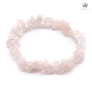 Bracelet extensible en eclats bruts de quartz rose pale, vue principale du bijou sur fond blanc epure.