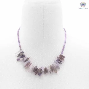 Collier en améthyste naturelle, pierre allongée violette polie et petites perles rondes assorties, longueur 44 cm, fond neutre.