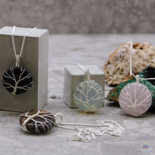 Collier Arbre de Vie Opalite 2 Collier arbre de vie en onyx noir photographié avec d'autres pierres de la même série