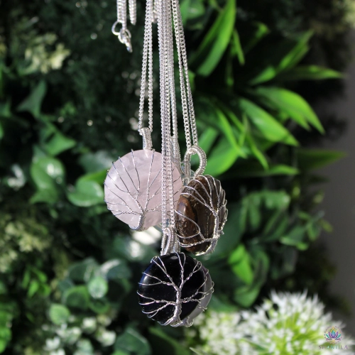 Collier Arbre de Vie Quartz Rose 3 Collier arbre de vie en quartz rose photographié avec d'autres pierres de la même série