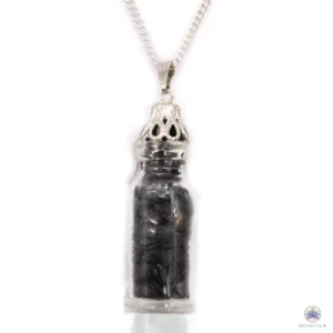 Collier fiole onyx noir : des éclats noirs, sur sa chaîne gourmette argentée, fond blanc