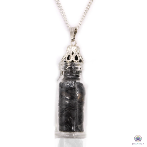 Collier Fiole d'Éclats d'Onyx Noir 1 Collier fiole onyx noir : des éclats noirs, sur sa chaîne gourmette argentée, fond blanc