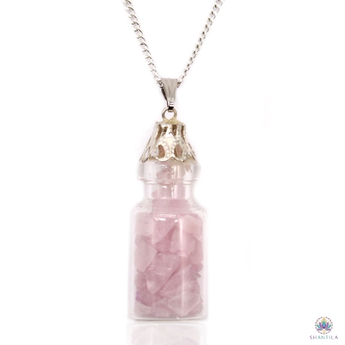 Collier Fiole d'Éclats de Quartz Rose 1 Collier fiole quartz rose : des éclats rose pâle, sur sa chaîne argentée, fond blanc