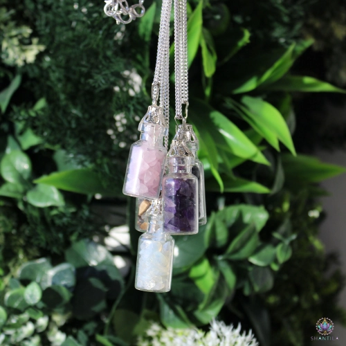 Collier Fiole d'Éclats de Quartz Rose 2 Collier fiole d'éclats de quartz rose photographié avec d'autres pierres de la même série