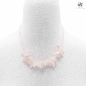 Collier quartz rose naturel, pierre allongée et perles rondes rosées, longueur 44 cm, fond neutre.