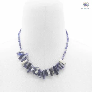 Collier en sodalite naturelle, pierre allongée bleu profond veinée de blanc, petites perles rondes assorties, longueur 44 cm.