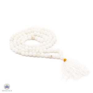 Collier Mala 108 grains en perles de quartz blanc laiteux avec pompon blanc traditionnel